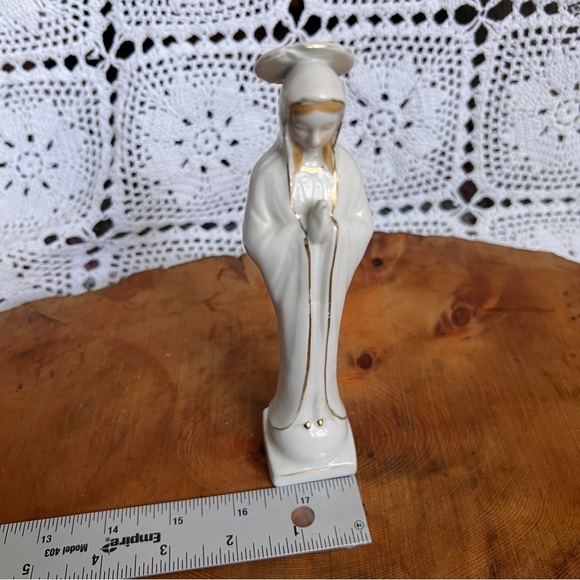 Beautiful Vintage Joseph‎ and Mary porcelain statues - gold touches - Picture 8 of 12